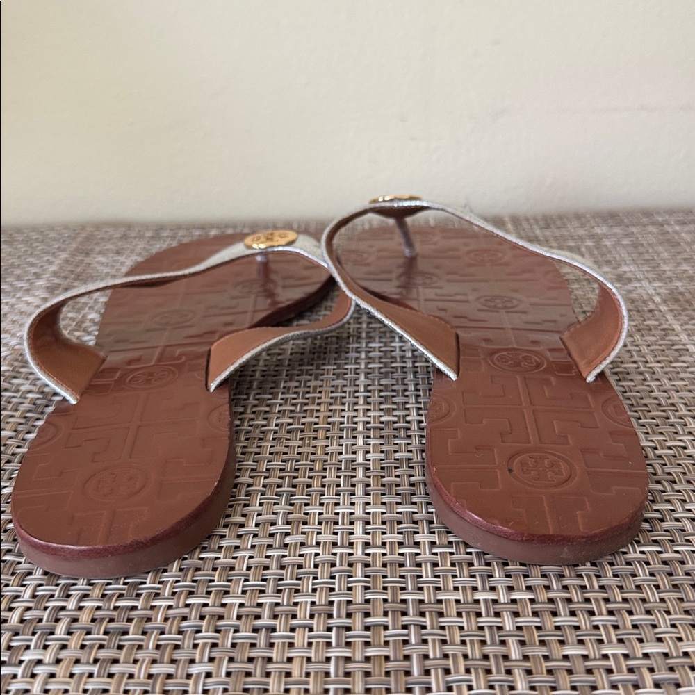 Tory Burch Thora Reverse Metallic Rosa Logo Flip Flops Sandals Silver Gold - 9 - Picture 7 of 10
